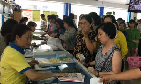 Phụ huynh \'ngược xuôi\' gom từng cuốn sách giáo khoa lẻ cho con